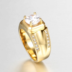 Detailansicht eines goldfarbenen Titanrings mit großem weißem Zirkonia und Seitensteinen