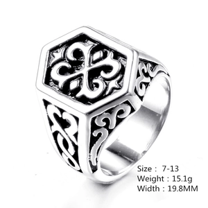 Détail macro d'une bague rétro en acier pour homme avec totem floral, largeur 19,8 mm et 15,1 g