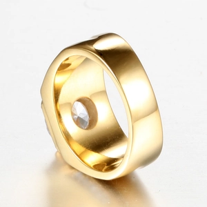 Detailaufnahme eines dicken goldenen Titanrings mit einem brillant geschliffenen Edelstein