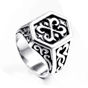 Détail macro de la bague vintage en acier titane pour homme avec motifs floraux gravés