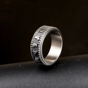 Anello rotante in titanio argento con rilievo dei sei mantra buddisti e svastica
