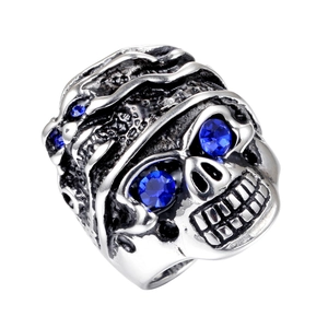 Anello a teschio gotico con occhi in cristallo blu e finitura in argento vintage