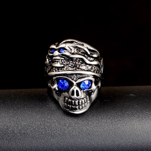 Anello teschio retrò in acciaio inossidabile con occhi di strass blu da uomo