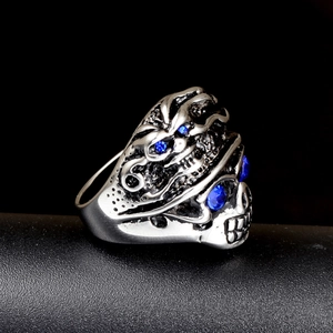 Anello teschio gotico in acciaio inossidabile con occhi di strass blu su pelle nera