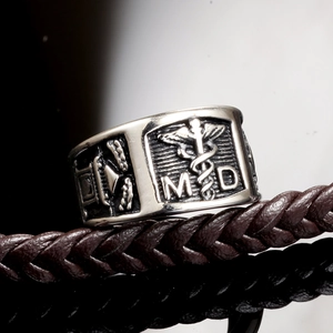 Bague large pour hommes en acier inoxydable avec symbole médical Caducée et gravure MD