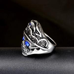 Anello teschio vintage in acciaio inossidabile con occhi in strass blu