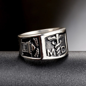 Bague médicale en acier inoxydable avec symbole du caducée et texte MD en noir argenté