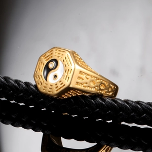 Vue détaillée de la bague Tai Chi octogonale dorée avec centre Yin Yang et découpes