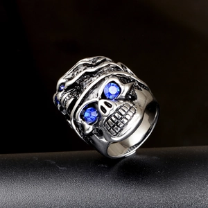 Anello teschio retrò in acciaio inossidabile con occhi di cristallo blu punk