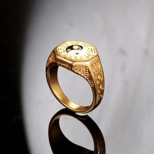 Vue macro de la bague en acier doré avec design octogonal Tai Chi Yin Yang