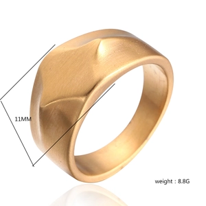 Détail de la bague en acier doré mat de 11mm affichant le poids et les dimensions