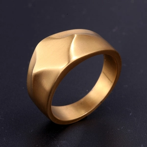 Bague audacieuse en acier titane doré avec finition brossée mate et motif géométrique ondulé