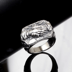 Bague vintage en acier titane argenté avec relief de poignée de main et reflet miroir