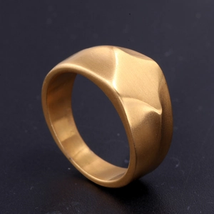 Vue macro d'une bague en titane doré mat avec une texture de lave irrégulière