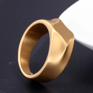 Bague chevalière géométrique moderne en acier titane doré au fini brossé