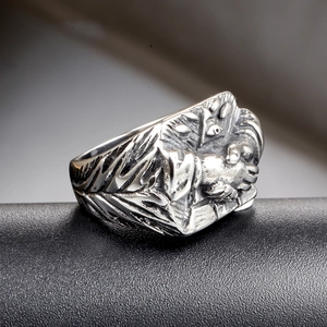 Bague vintage en acier inoxydable avec relief main et finition oxydée, anneau large