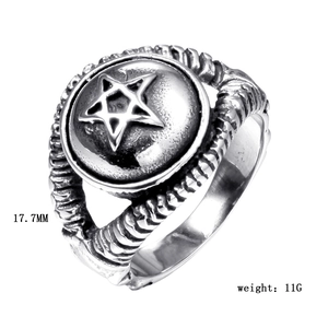 Détail de bague étoile en acier titane punk, diamètre 17,7 mm et poids 11 g