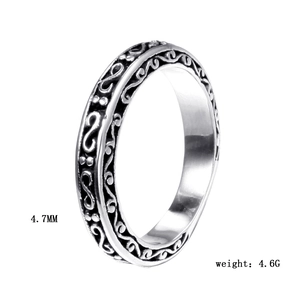 Macro detail of 4.7mm wide S-shaped steel ring with vintage vine scroll engraving