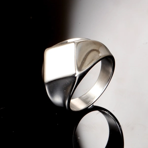 Vue macro d'une bague chevalière géométrique en argent avec surface carrée polie
