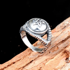 Bague punk en acier inoxydable pour homme avec étoile et finition argent vieilli