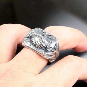 Détail de la bague vintage en acier inoxydable avec design unique de relief de poignée de main