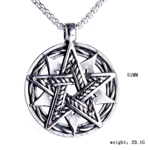 Détail du pendentif hexagramme en acier 51mm montrant le poids 29,1g et fini argent