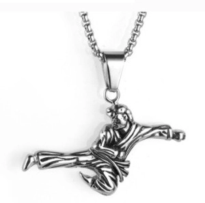 Collier Pendentif Figure d'Arts Martiaux en Acier Inoxydable Pendentif Humain Athlète Fitness pour Hommes Femmes Bijoux Hip Hop Sportifs