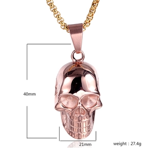 Vue détaillée du pendentif tête de mort avec dimensions 40x21mm en fini or rose