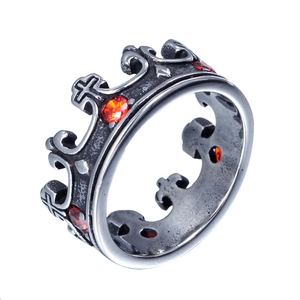 Macro-opname van de vintage zilveren kroonring met gotisch kruis en rode edelstenen