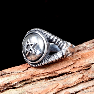 Bague punk rétro en acier titane avec motif étoile sur fond d'écorce d'arbre naturelle
