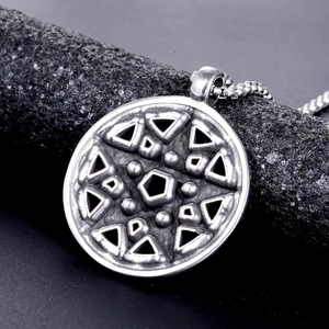 Gros plan détaillé du pendentif pentagone creux rétro en acier sur chaîne box