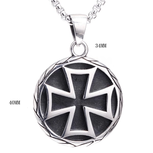 Détail macro du pendentif rond de 40mm en acier inoxydable avec motif de croix de fer