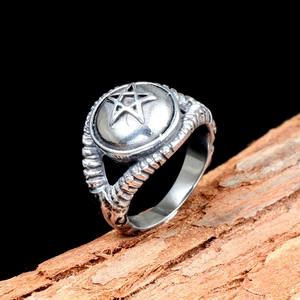 Bague pentagramme punk en acier inoxydable avec finition rétro et anneau texturé