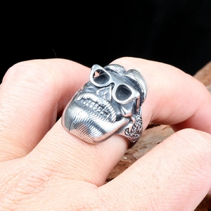 Vintage punk silver skull ring for men featuring sunglasses and detailed beard engraving