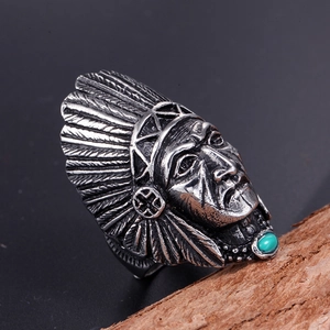 Vue macro de la bague amérindienne en acier vintage avec pierre turquoise et plumes
