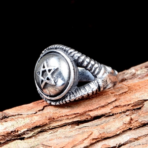 Bague vintage en acier inoxydable avec étoile pentagramme et texture de vertèbres