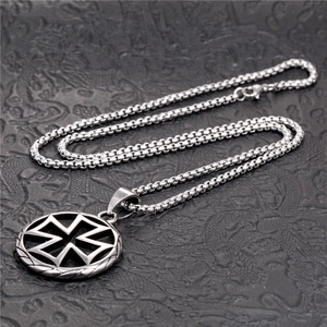 Pendentif roue solaire slave Kolovrat en acier inoxydable sur une chaîne à billes