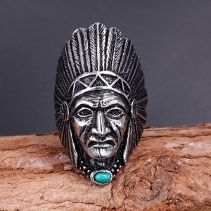 Détails gravés d'une bague amérindienne vintage en acier avec une pierre turquoise verte
