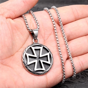 Collier vintage en acier inoxydable avec pendentif croix et chaîne à mailles carrées