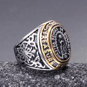 Makroaufnahme des Rings aus Edelstahl mit Unserer Lieben Frau von Guadalupe Relief