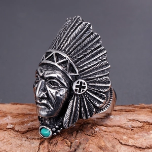 Bague vintage chef indien en acier avec coiffe de plumes et pierre turquoise sur bois