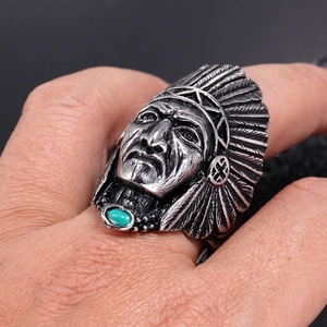 Détail d'une bague vintage amérindienne avec pierre turquoise et textures de plumes