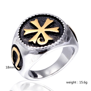 Dettaglio anello in acciaio con croce che mostra misura 18mm e peso 15,6g