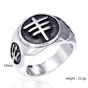 Macro view of men's stainless steel band featuring 19mm width and 21.2g weight details