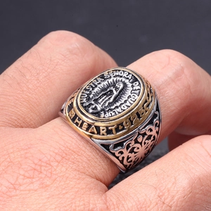 Nahaufnahme des Herrenrings mit Guadalupe-Relief und filigranen Details im Vintage-Stil