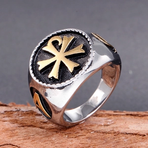 Anello vintage in acciaio inossidabile argento e oro con simbolo Chi Rho su legno