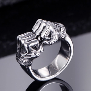 Robuster Edelstahl Faustring für Herren mit Vintage-Silber-Finish und detailliertem Relief