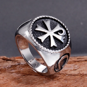 Anello Chi-Rho vintage da uomo in acciaio inossidabile argento e nero con croce