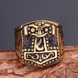 Anello sigillo Martello di Thor vintage in acciaio bronzo su legno rustico