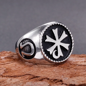 Anello con sigillo vintage in acciaio da uomo con stella a croce nera e incisione Omega
